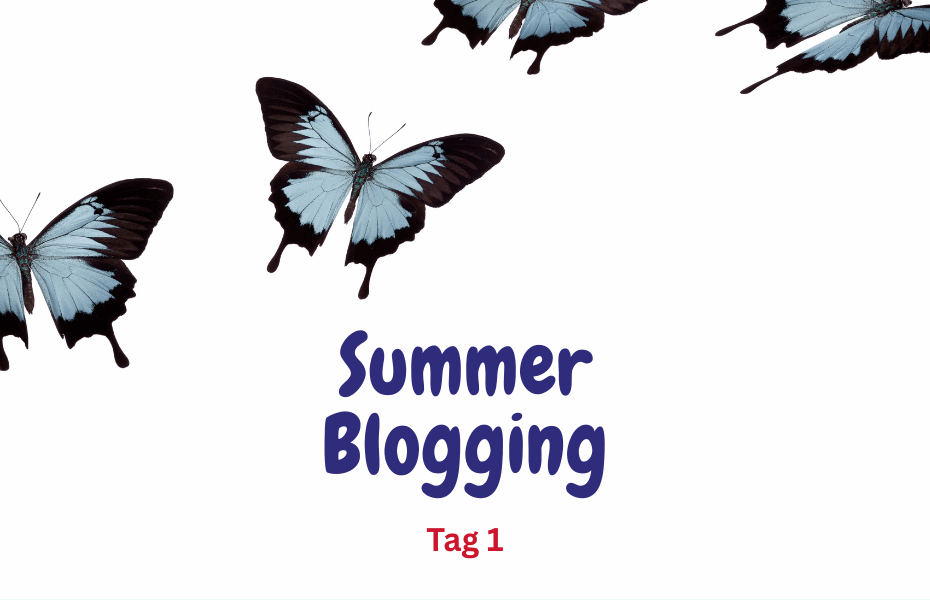 Titel ist in Dunkelblau: "Summer Blogging". Unten steht "Tag 1" in Rot. Hellblaue Schmetterlinge flattern überm Titel vorbei.