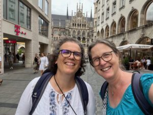 Zwei Frauen stehen vorm Münchener Marienplatz.