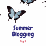 Titel ist in Dunkelblau: "Summer Blogging". Unten steht "Tag 5" in Rot. Hellblaue Schmetterlinge flattern überm Titel vorbei.